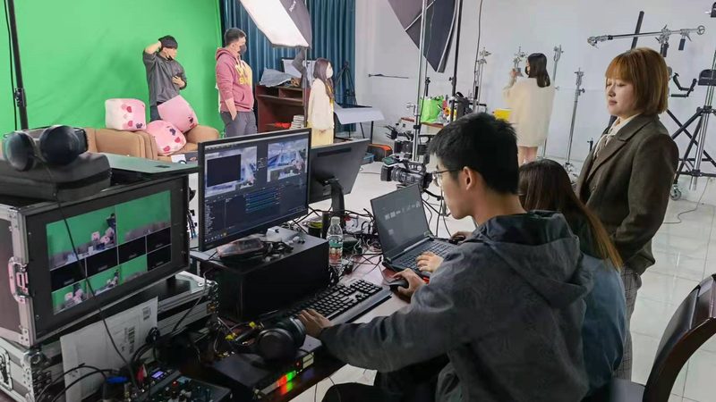 在实际操作中，品牌策划与品牌设计需要相互配合，共同推进品牌建设。以下是一些建议：